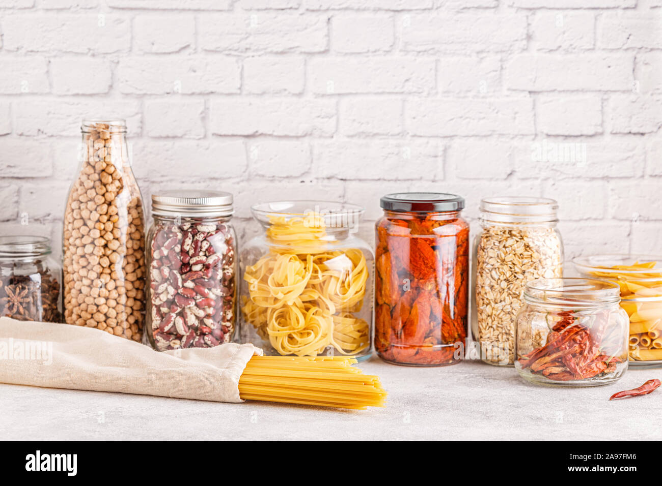 Prodotti in vetreria. Eco Friendly deposito di cibo, rifiuti zero concetto. Foto Stock