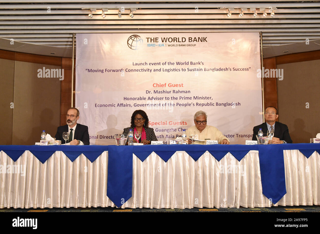 Dacca in Bangladesh. Xiii Nov, 2019. Gli ospiti frequentano la manifestazione di lancio della Banca mondiale per 'Spostamento avanti: la connettività e la logistica per sostenere il Bangladesh successo dell' relazione a Dhaka, nel Bangladesh, su nov. 13, 2019. Per soddisfare le esigenze della sua economia in crescita e di incrementare la crescita delle esportazioni, Bangladesh deve migliorare il suo trasporto e sistemi logistici, afferma una nuova relazione della Banca Mondiale ha lanciato Mercoledì.PER ANDARE CON "Il Bangladesh è in grado di stimolare le esportazioni con una migliore logistica: relazione della Banca mondiale' Credit: Str/Xinhua/Alamy Live News Foto Stock