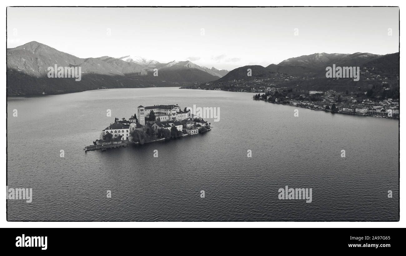 Vista aerea del Lago d'Orta (Piemonte, Italia) con l'isola di San Giulio. Bianco e nero vecchia foto filtro applicato. Foto Stock