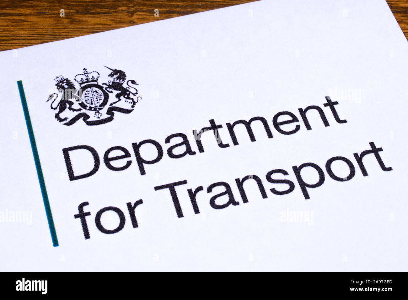 London, Regno Unito - 12 Marzo 2019: Close-up del logo del dipartimento per i trasporti, raffigurato su un pezzo di carta o di foglio illustrativo. Il Dipartimento per la trasp Foto Stock