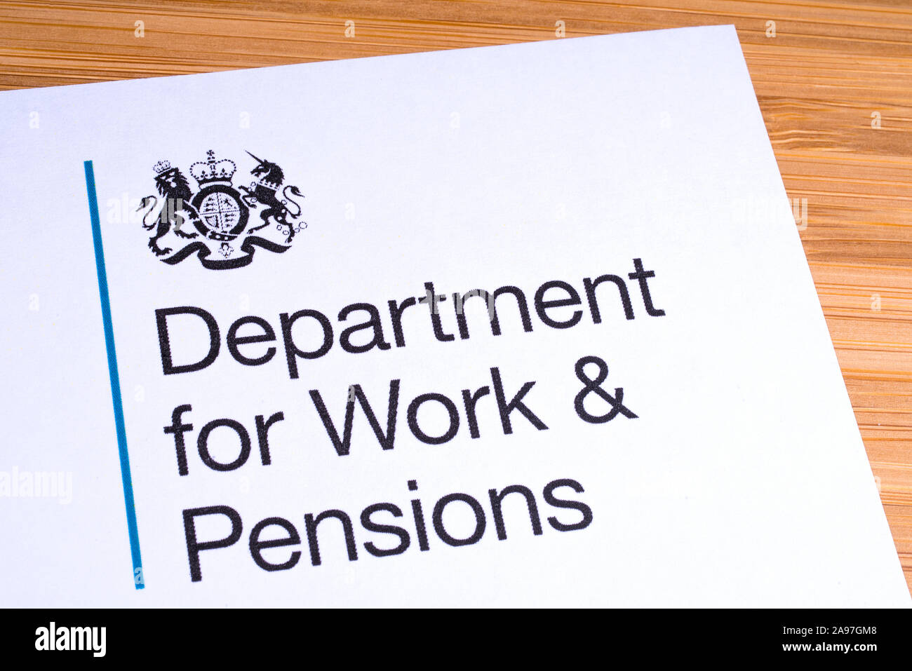 London, Regno Unito - 12 Marzo 2019: il logo del Ministero del Lavoro e delle pensioni, raffigurato su un pezzo di carta o di foglio illustrativo. Il Dipartimento per il lavoro e il P Foto Stock