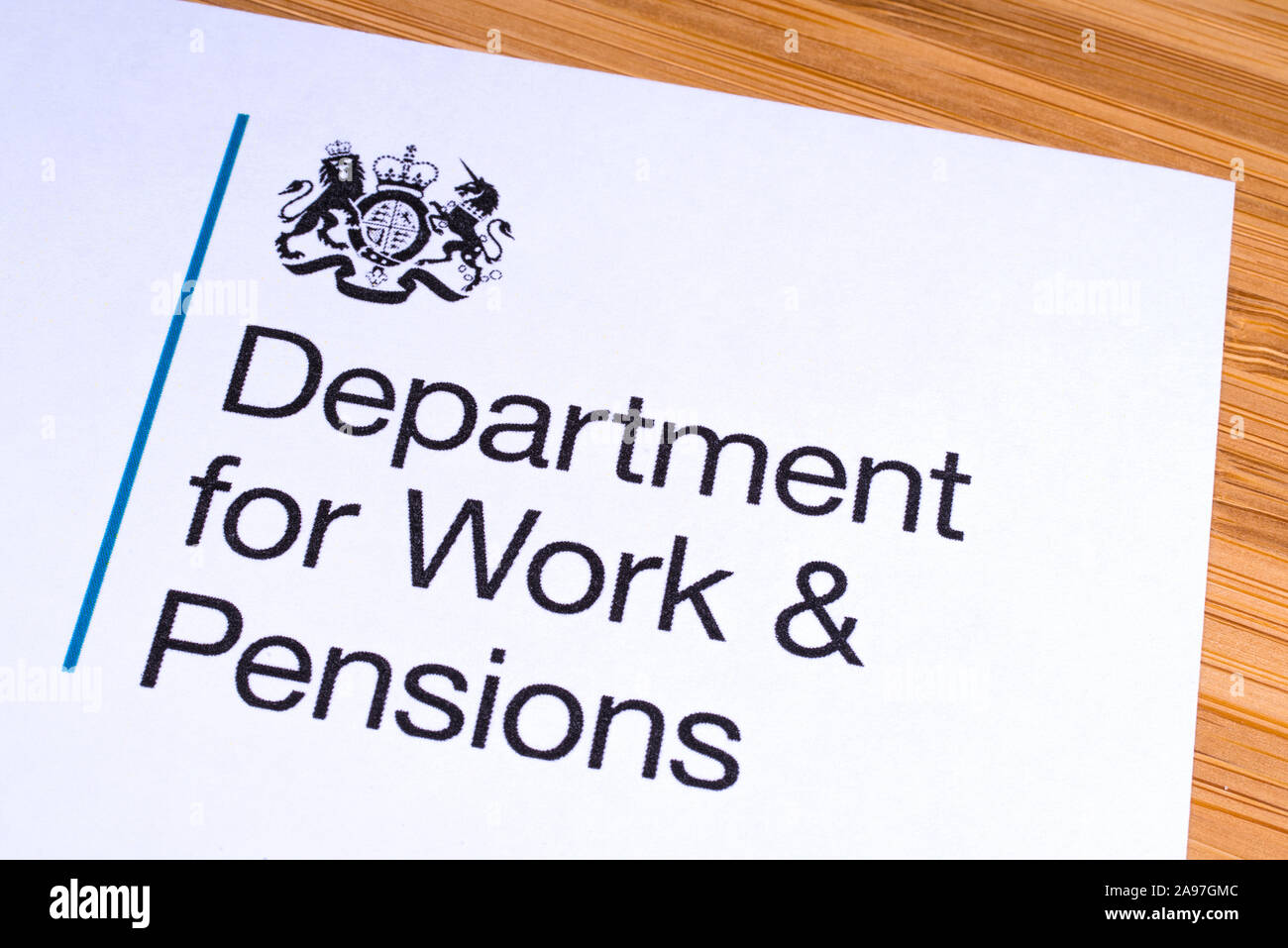 London, Regno Unito - 12 Marzo 2019: il logo del Ministero del Lavoro e delle pensioni, raffigurato su un pezzo di carta o di foglio illustrativo. Il Dipartimento per il lavoro e il P Foto Stock