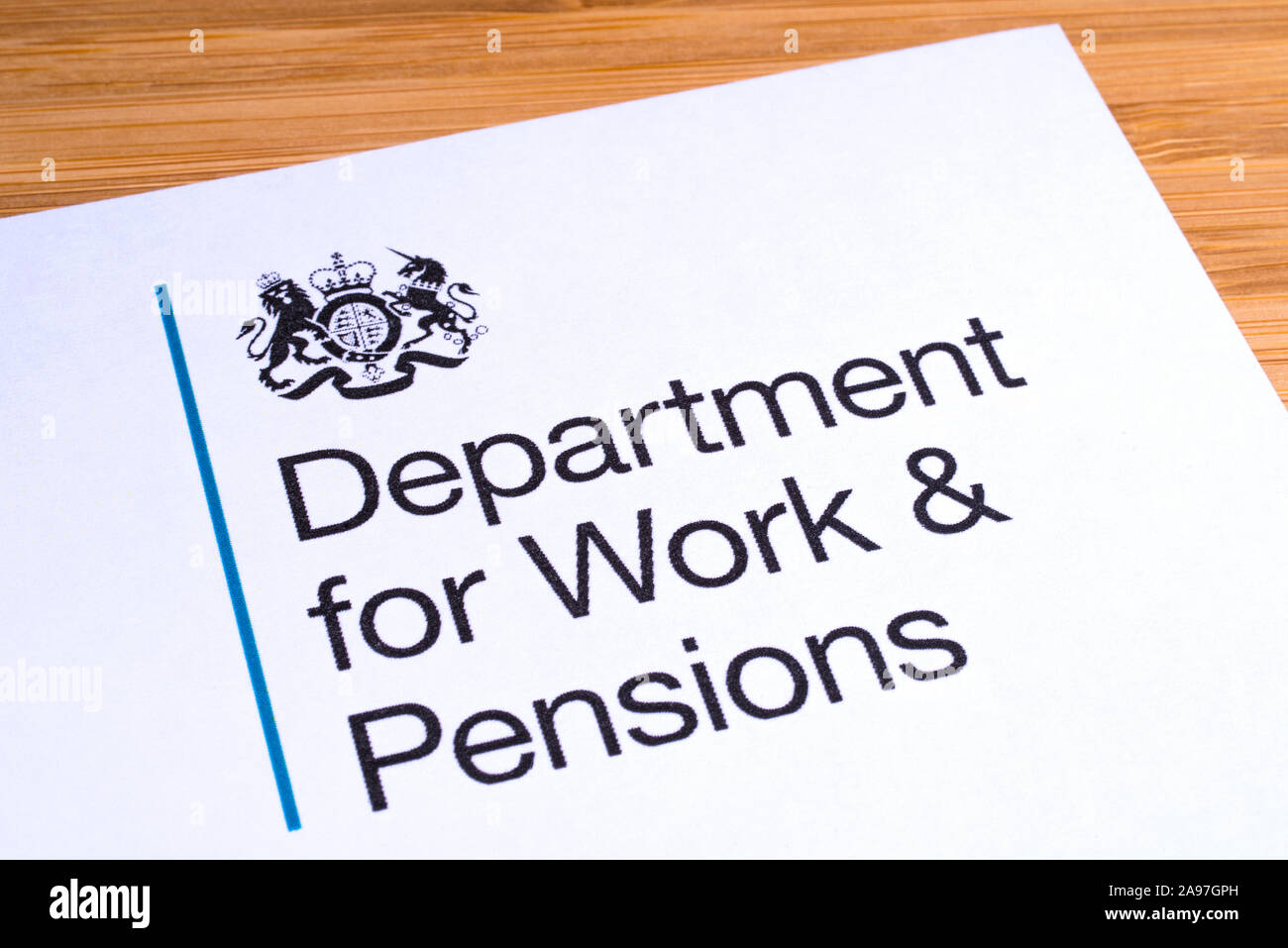 London, Regno Unito - 12 Marzo 2019: il logo del Ministero del Lavoro e delle pensioni, raffigurato su un pezzo di carta o di foglio illustrativo. Il Dipartimento per il lavoro e il P Foto Stock