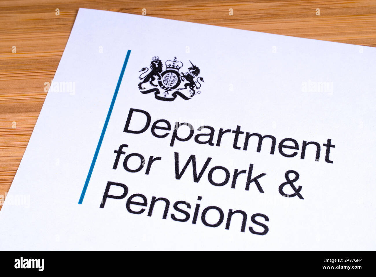 London, Regno Unito - 12 Marzo 2019: il logo del Ministero del Lavoro e delle pensioni, raffigurato su un pezzo di carta o di foglio illustrativo. Il Dipartimento per il lavoro e il P Foto Stock