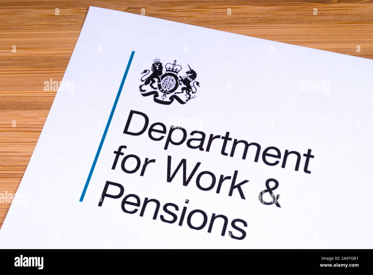 London, Regno Unito - 12 Marzo 2019: il logo del Ministero del Lavoro e delle pensioni, raffigurato su un pezzo di carta o di foglio illustrativo. Il Dipartimento per il lavoro e il P Foto Stock