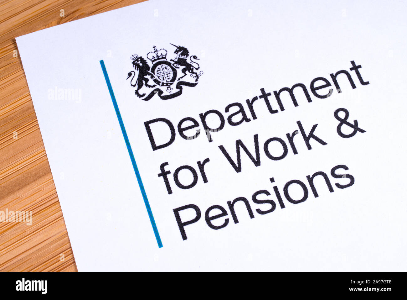 London, Regno Unito - 12 Marzo 2019: il logo del Ministero del Lavoro e delle pensioni, raffigurato su un pezzo di carta o di foglio illustrativo. Il Dipartimento per il lavoro e il P Foto Stock