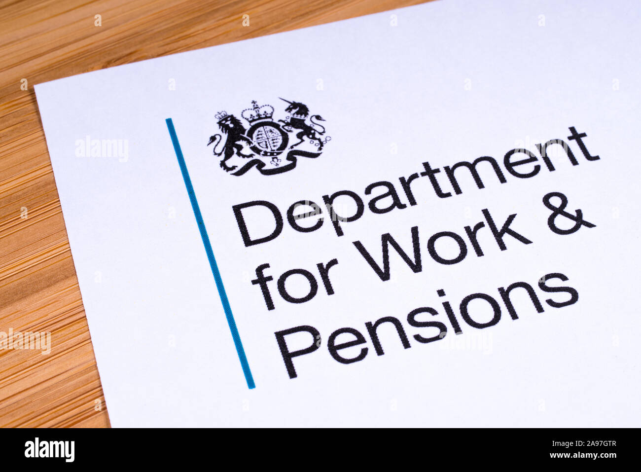 London, Regno Unito - 12 Marzo 2019: il logo del Ministero del Lavoro e delle pensioni, raffigurato su un pezzo di carta o di foglio illustrativo. Il Dipartimento per il lavoro e il P Foto Stock