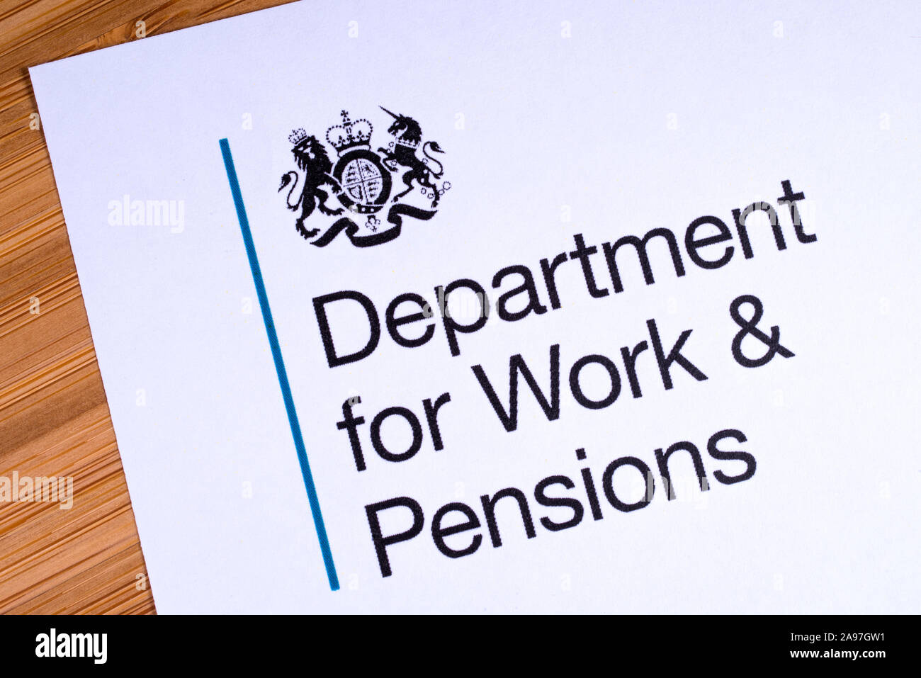London, Regno Unito - 12 Marzo 2019: il logo del Ministero del Lavoro e delle pensioni, raffigurato su un pezzo di carta o di foglio illustrativo. Il Dipartimento per il lavoro e il P Foto Stock