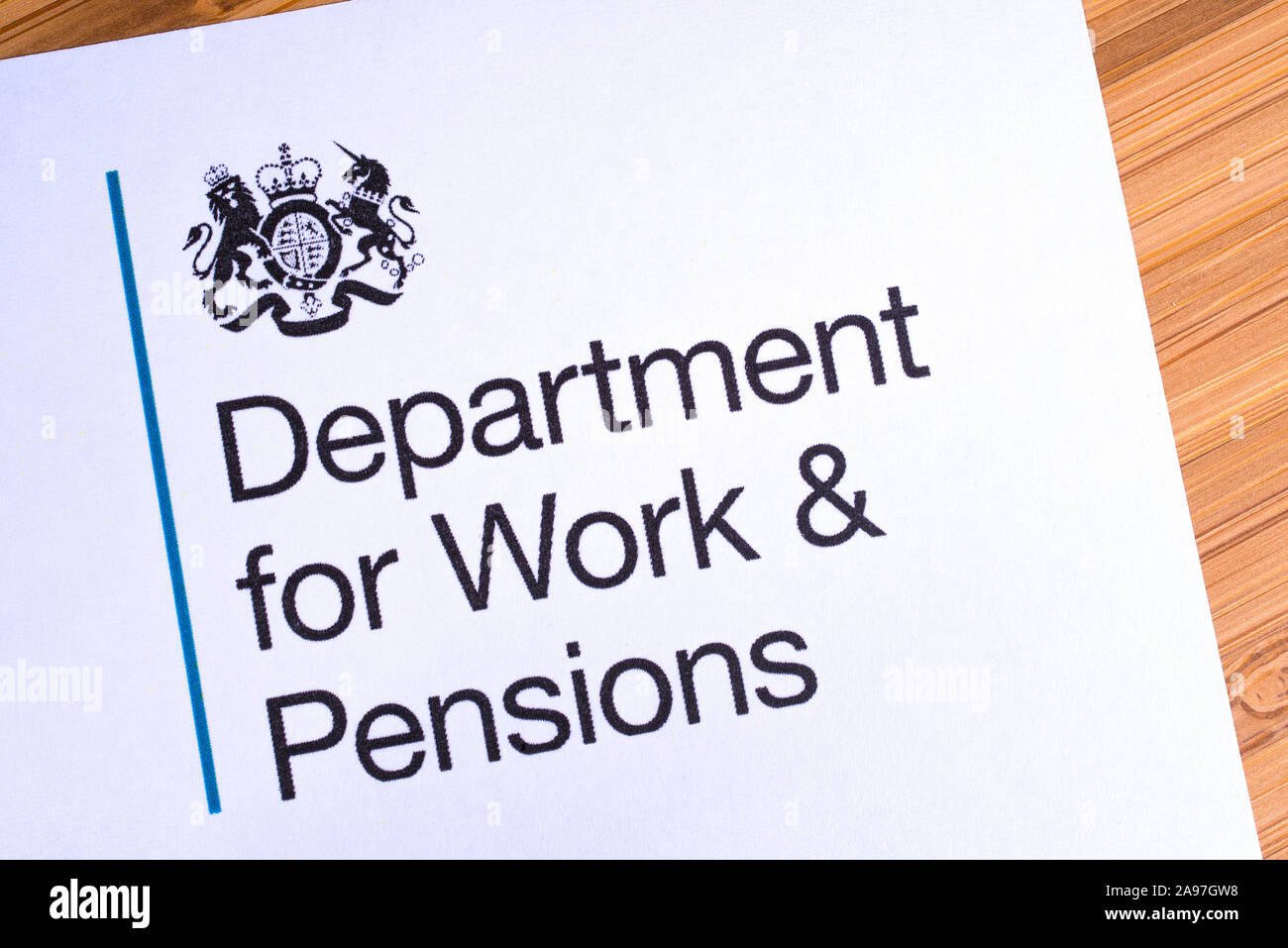 London, Regno Unito - 12 Marzo 2019: il logo del Ministero del Lavoro e delle pensioni, raffigurato su un pezzo di carta o di foglio illustrativo. Il Dipartimento per il lavoro e il P Foto Stock