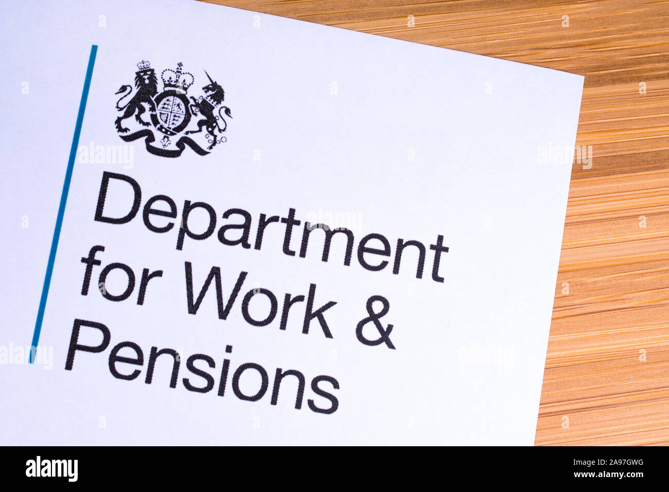 London, Regno Unito - 12 Marzo 2019: il logo del Ministero del Lavoro e delle pensioni, raffigurato su un pezzo di carta o di foglio illustrativo. Il Dipartimento per il lavoro e il P Foto Stock