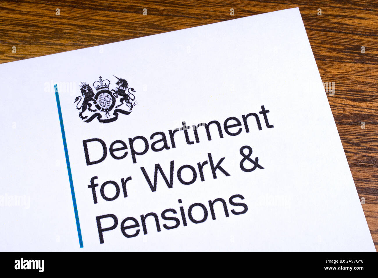 London, Regno Unito - 12 Marzo 2019: il logo del Ministero del Lavoro e delle pensioni, raffigurato su un pezzo di carta o di foglio illustrativo. Il Dipartimento per il lavoro e il P Foto Stock
