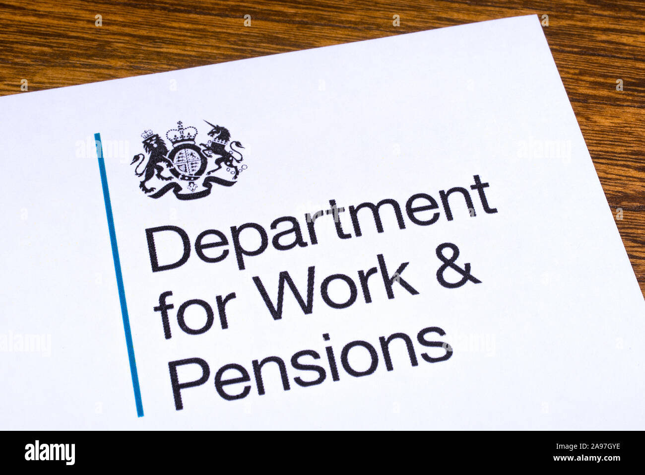 London, Regno Unito - 12 Marzo 2019: il logo del Ministero del Lavoro e delle pensioni, raffigurato su un pezzo di carta o di foglio illustrativo. Il Dipartimento per il lavoro e il P Foto Stock