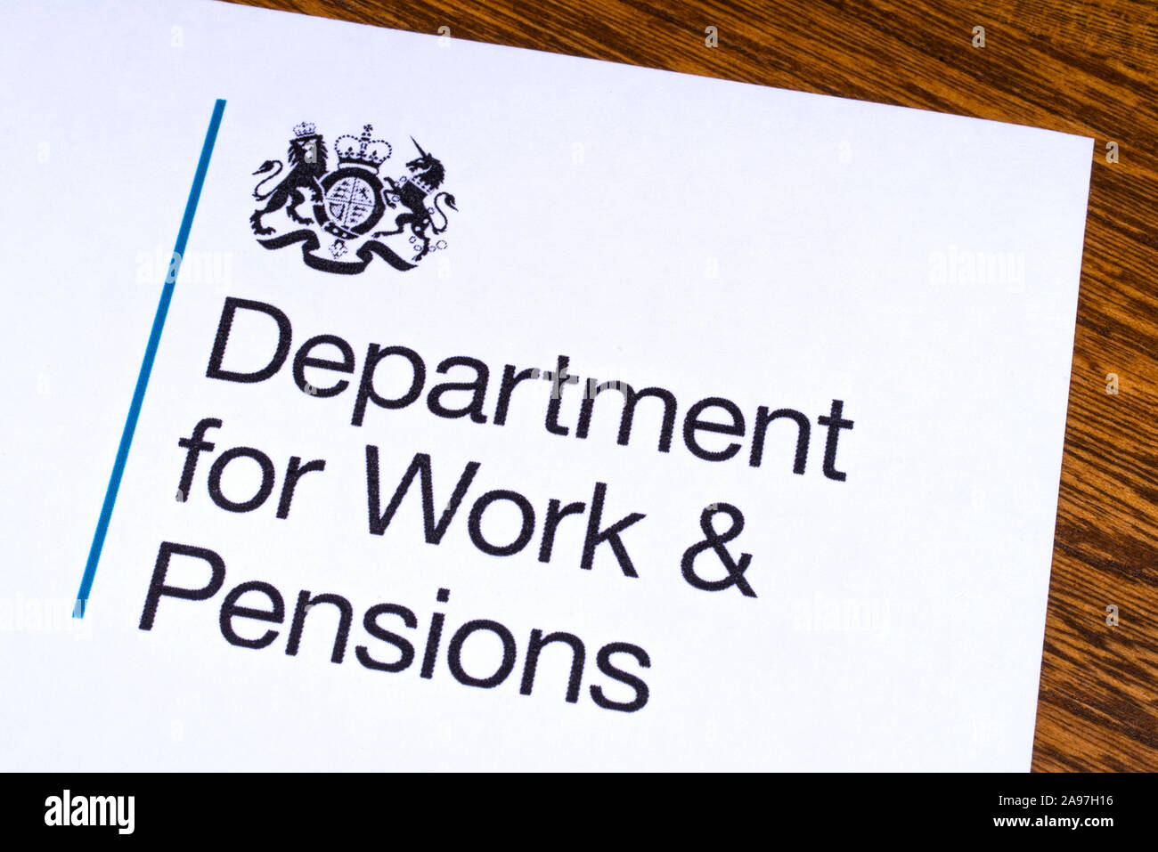 London, Regno Unito - 12 Marzo 2019: il logo del Ministero del Lavoro e delle pensioni, raffigurato su un pezzo di carta o di foglio illustrativo. Il Dipartimento per il lavoro e il P Foto Stock