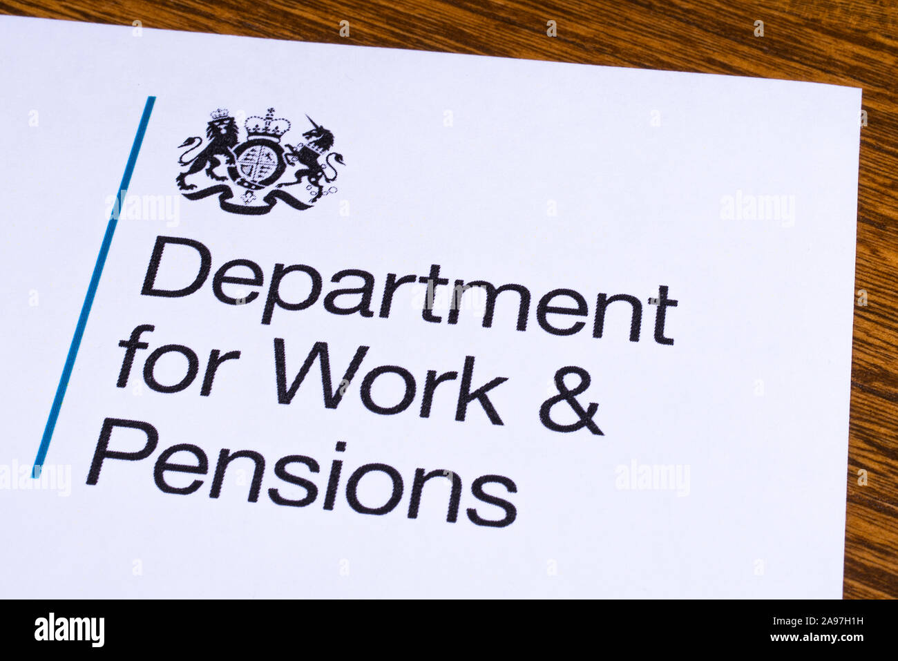 London, Regno Unito - 12 Marzo 2019: il logo del Ministero del Lavoro e delle pensioni, raffigurato su un pezzo di carta o di foglio illustrativo. Il Dipartimento per il lavoro e il P Foto Stock