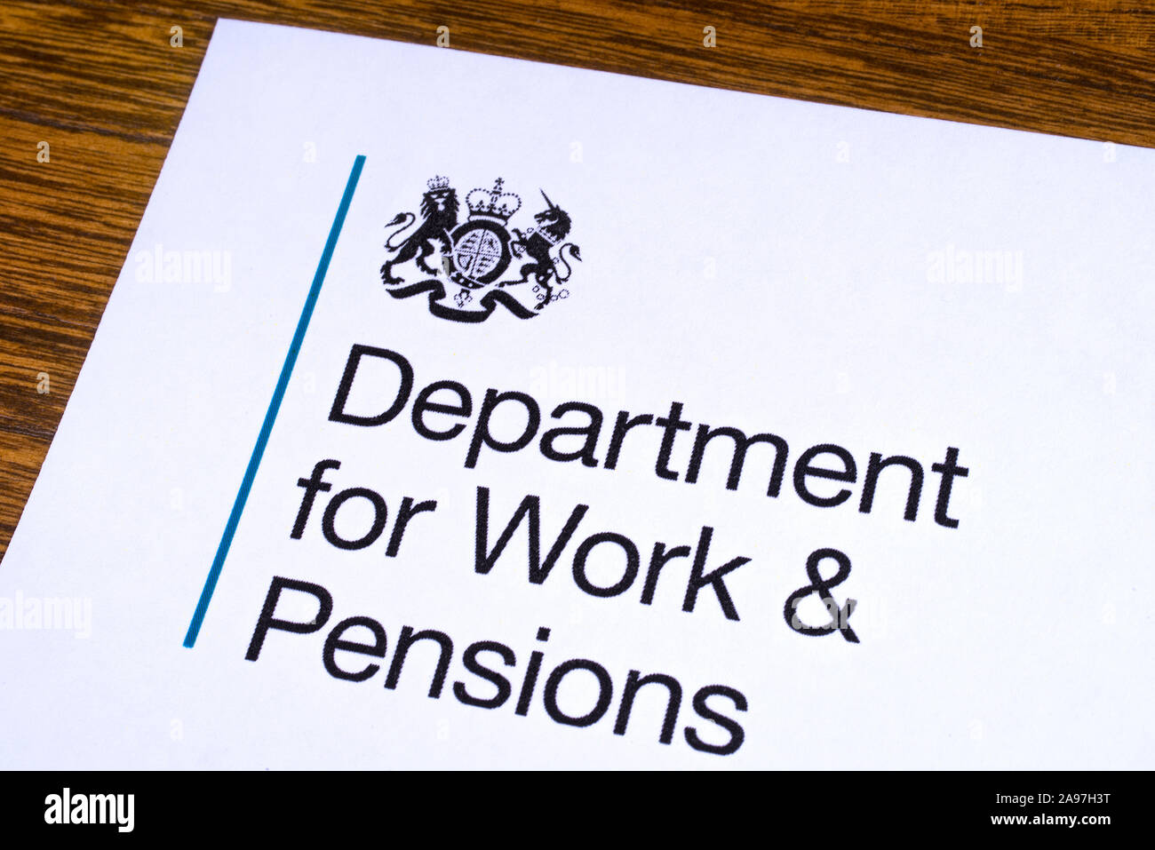 London, Regno Unito - 12 Marzo 2019: il logo del Ministero del Lavoro e delle pensioni, raffigurato su un pezzo di carta o di foglio illustrativo. Il Dipartimento per il lavoro e il P Foto Stock