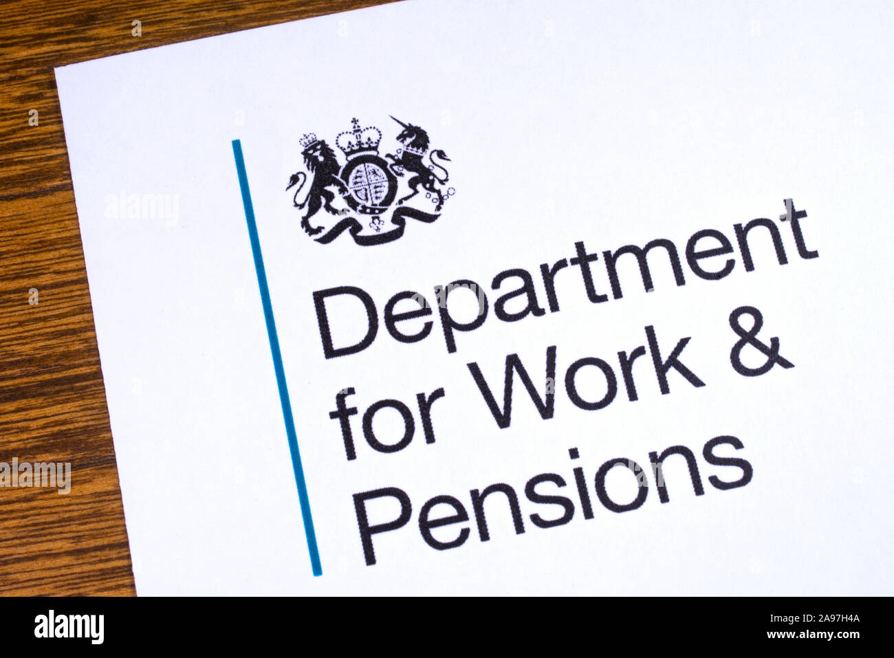London, Regno Unito - 12 Marzo 2019: il logo del Ministero del Lavoro e delle pensioni, raffigurato su un pezzo di carta o di foglio illustrativo. Il Dipartimento per il lavoro e il P Foto Stock