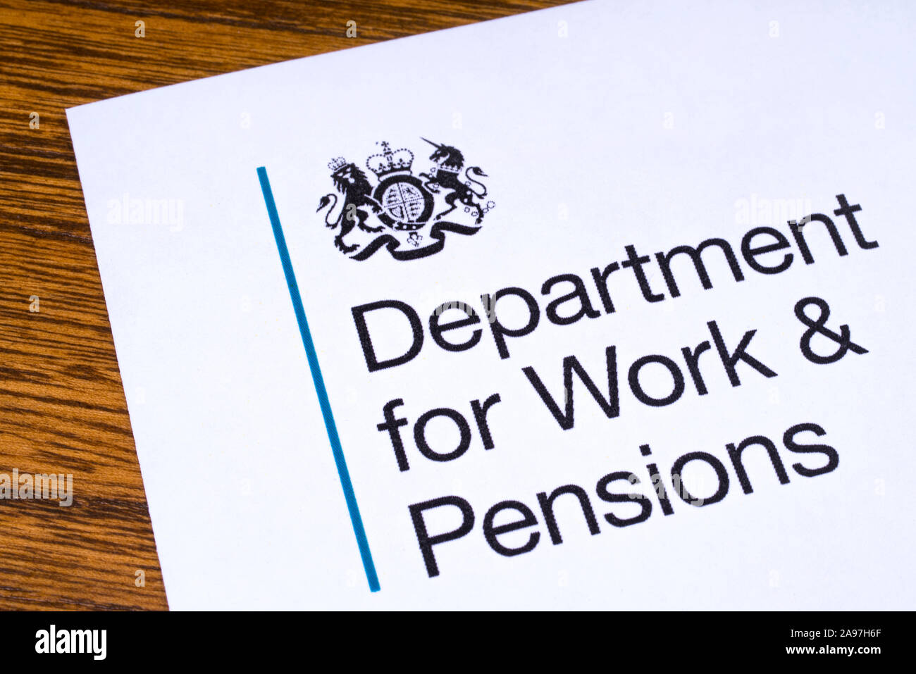 London, Regno Unito - 12 Marzo 2019: il logo del Ministero del Lavoro e delle pensioni, raffigurato su un pezzo di carta o di foglio illustrativo. Il Dipartimento per il lavoro e il P Foto Stock