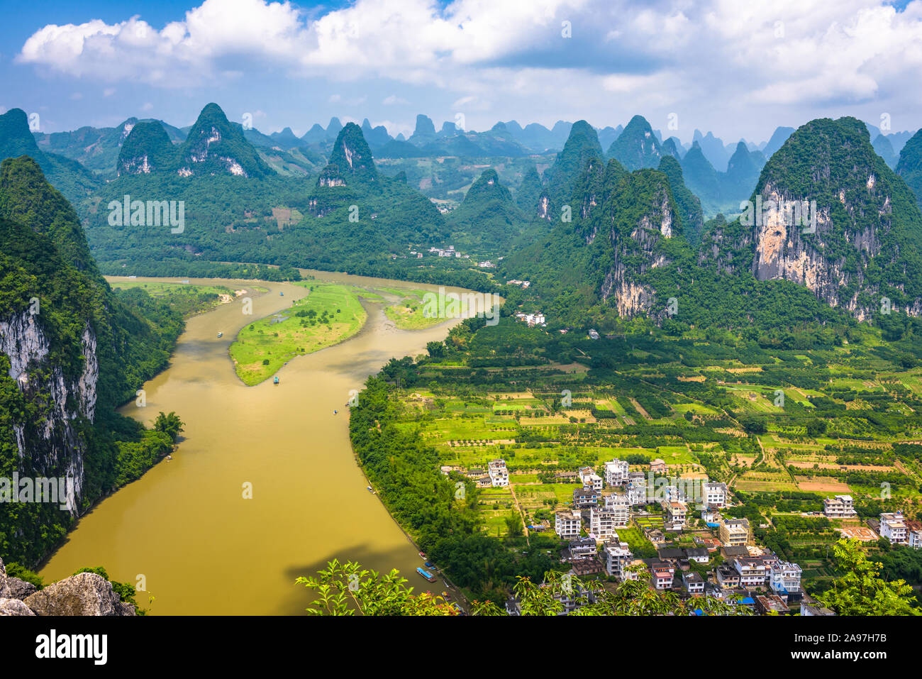 Carso paesaggio di montagna sul Fiume Li nelle zone rurali a Guilin, Guangxi, Cina. Foto Stock