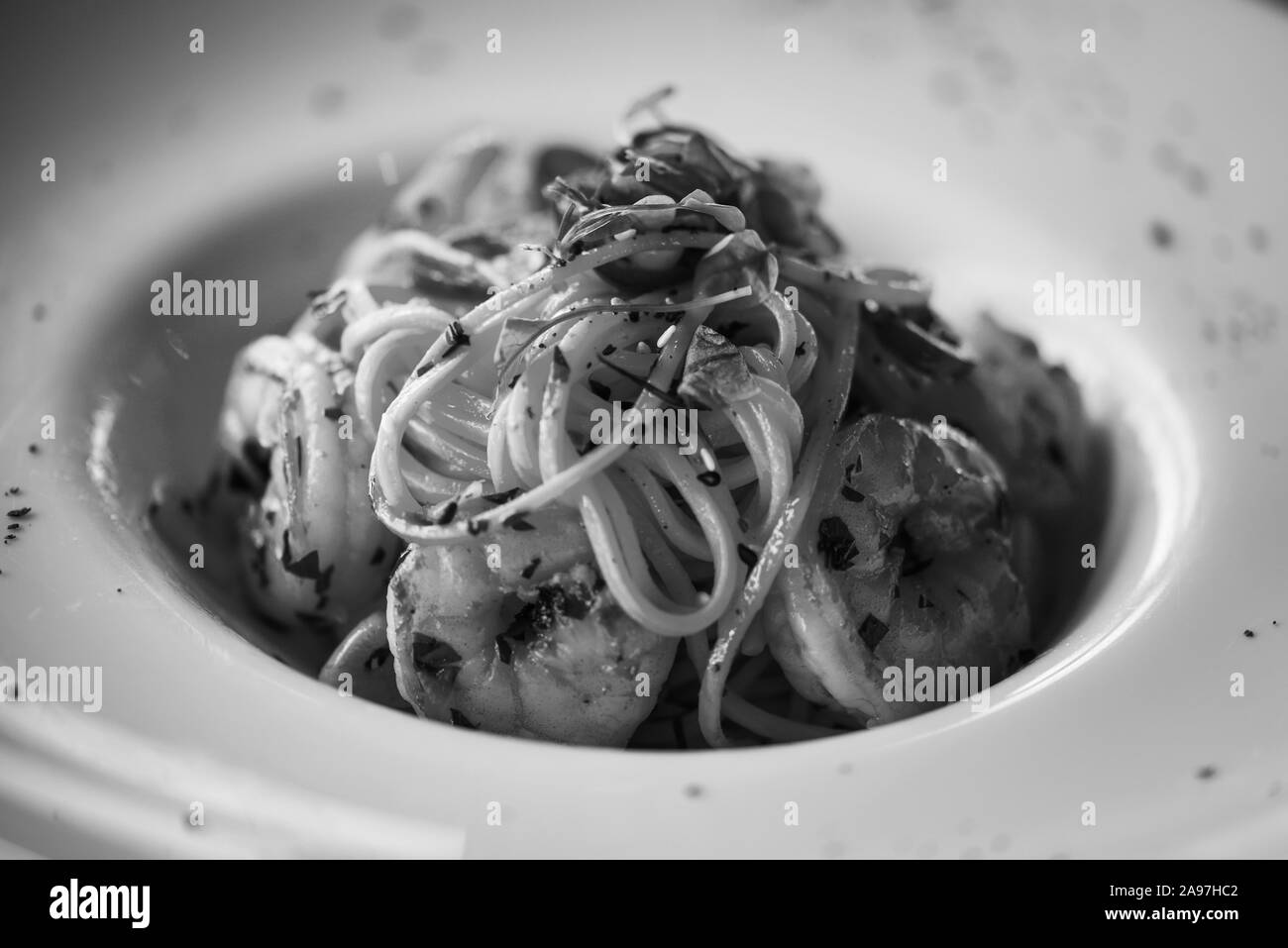 deliziosa pasta italiana fatta in casa con verdure fresche e gamberetti Foto Stock