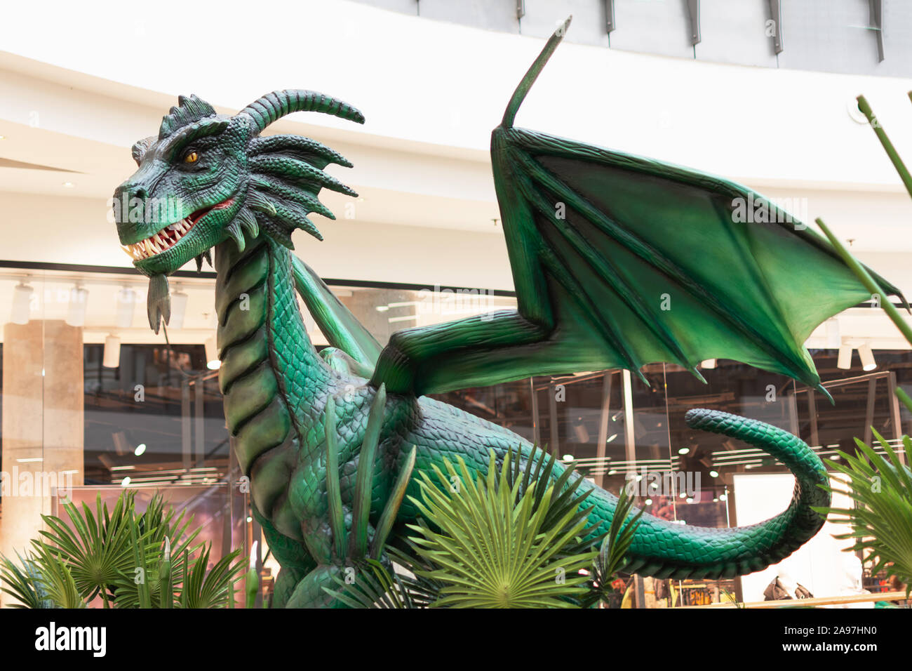 Gliwice/Polonia - 12 novembre 2019. Modello artificiale di tirannosauro o T-Rex essendo visualizzato nel salone al coperto. Foto Stock