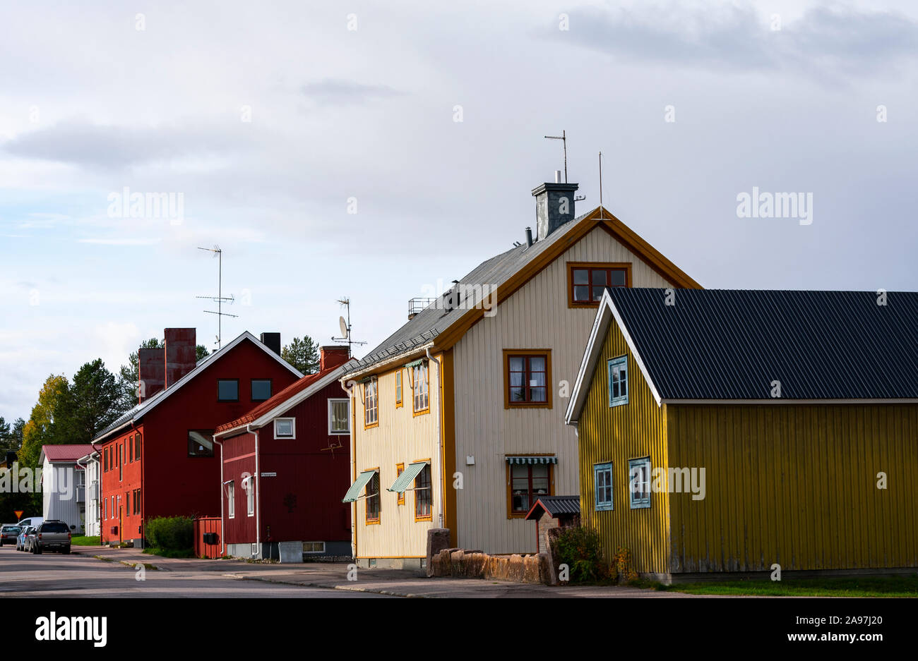Colorato svedese archittetura tradizionale su una strada vuota in Lapponia villaggio di Jokkmokk, Svezia Foto Stock
