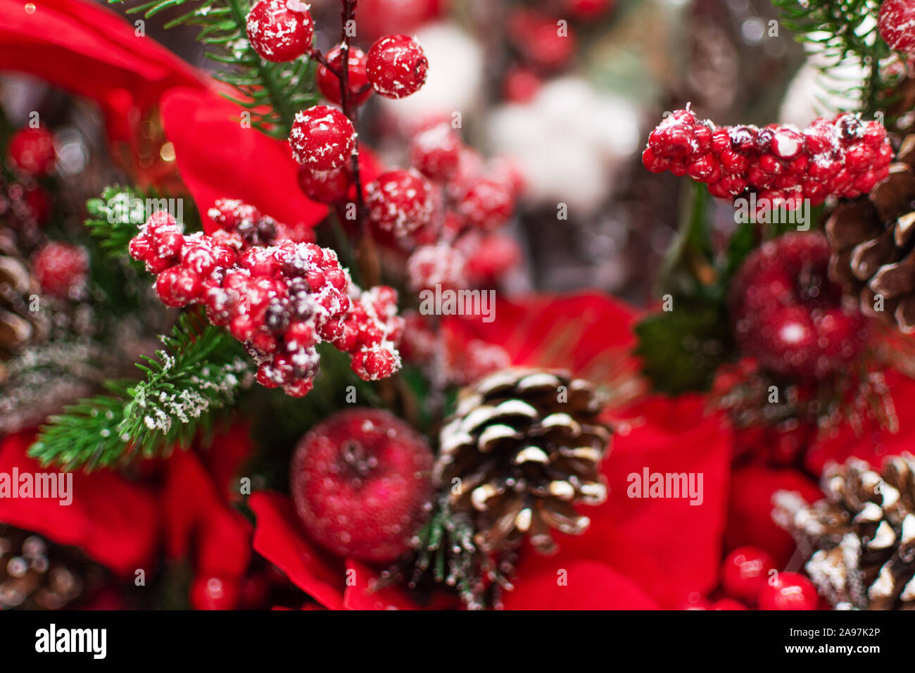 Fake impianto di aghi di pino, cono di pino e bacche rosse per natale Home decor. Foto Stock