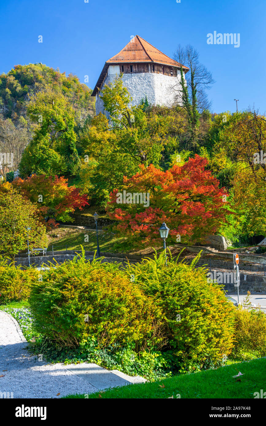 Il piccolo castello con caduta delle foglie colore in Kamnik, Slovenia, l'Europa. Foto Stock