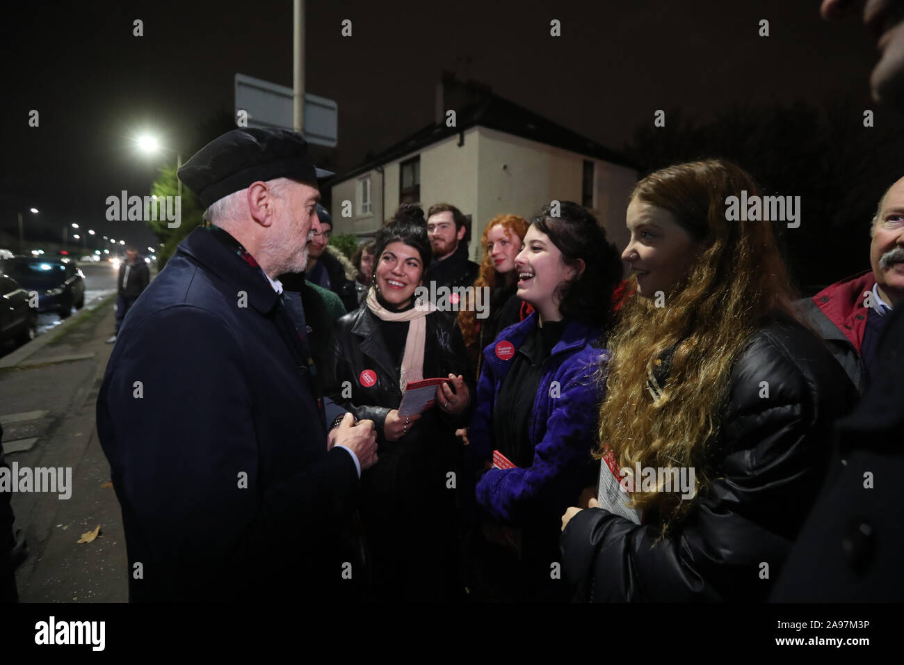 Leader del partito laburista Jeremy Corbyn colloqui con attivisti sindacali come essi tela Govan, Glasgow, durante il generale campagne elettorali. Foto Stock