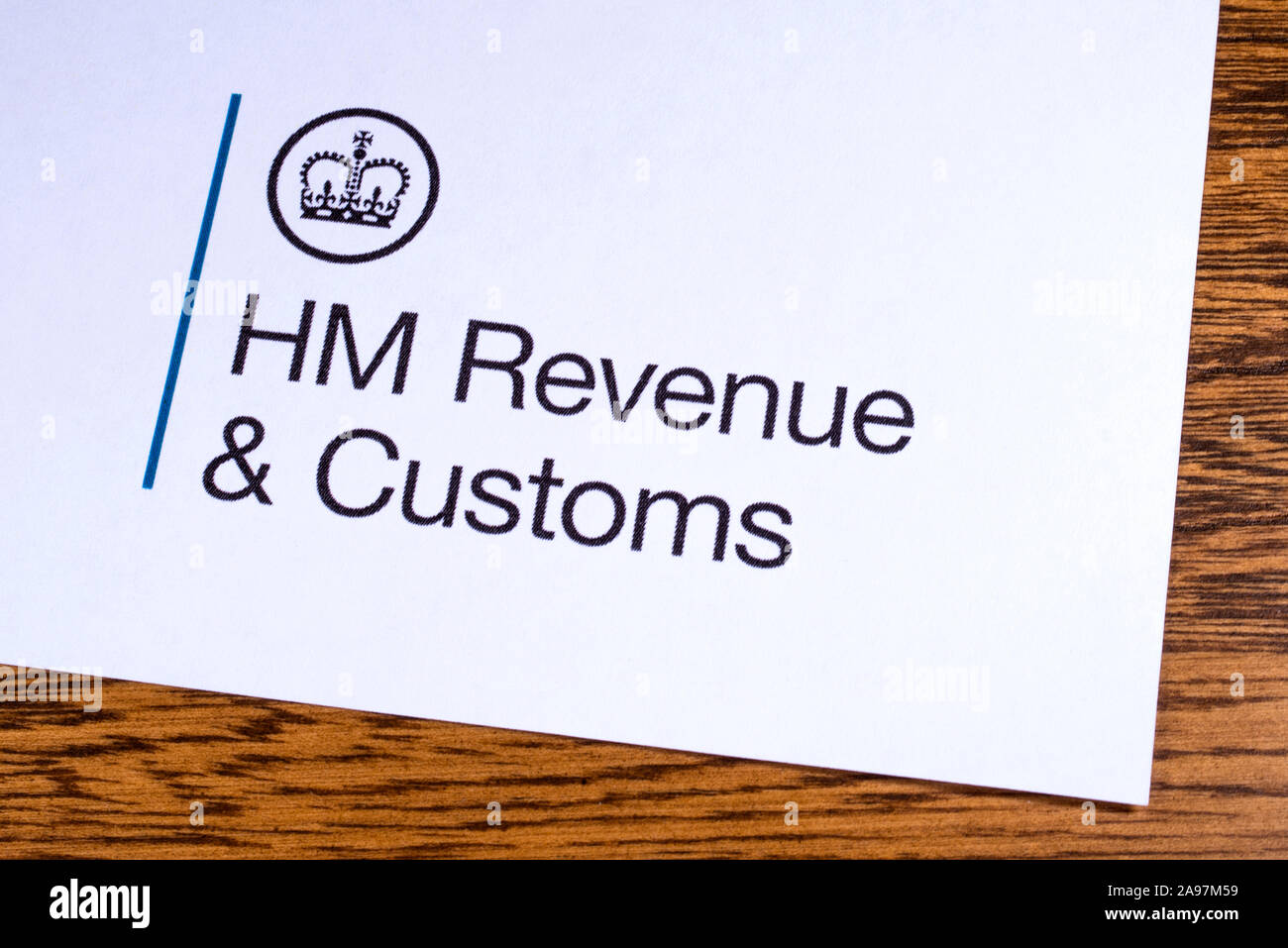 London, Regno Unito - 12 Marzo 2019: il Logo per HM Revenue e dogane su un pezzo di carta. HM Revenue e la dogana è un non-dipartimento ministeriale del governo Foto Stock