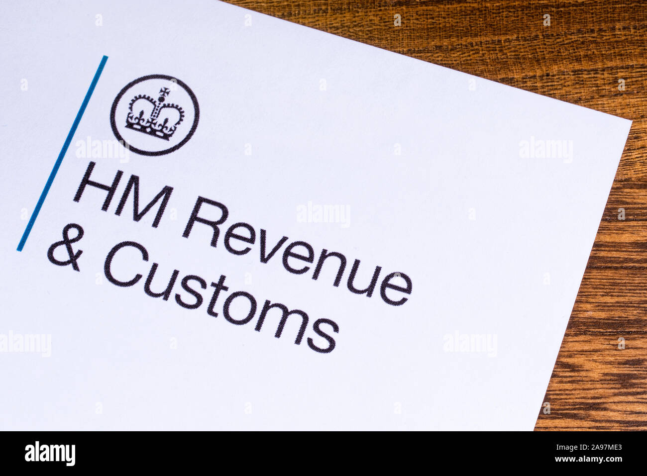 London, Regno Unito - 12 Marzo 2019: il Logo per HM Revenue e dogane su un pezzo di carta. HM Revenue e la dogana è un non-dipartimento ministeriale del governo Foto Stock