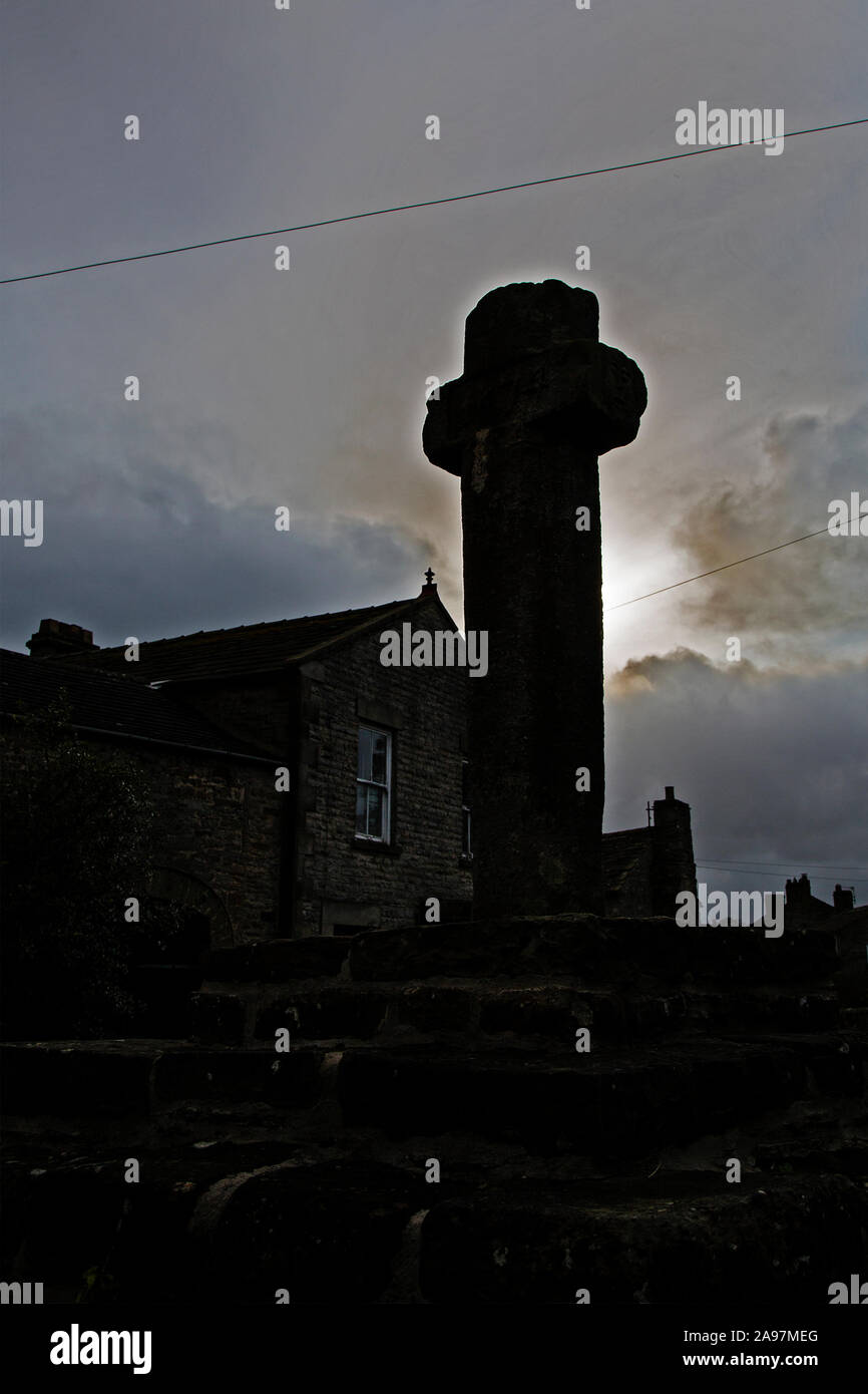 Il mercato antico croce, risalente al 1674, a Carperby, Leyburn, Richmondshire quartiere di North Yorkshire, Inghilterra, Regno Unito Foto Stock