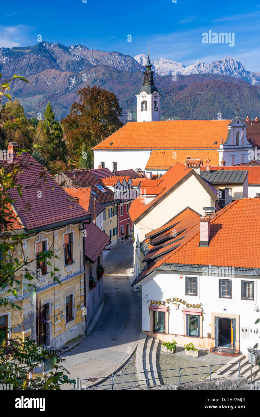 Una vista dei tetti rossi e sullo skyline di Kamnik, Slovenia, l'Europa. Foto Stock