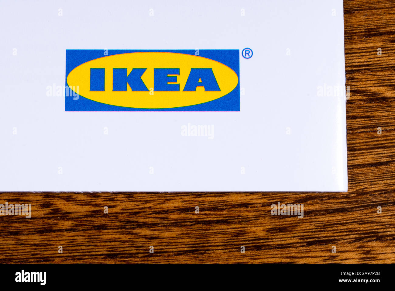 London, Regno Unito - 7 Marzo 2019: l'azienda IKEA logo, raffigurato su un catalogo. Foto Stock