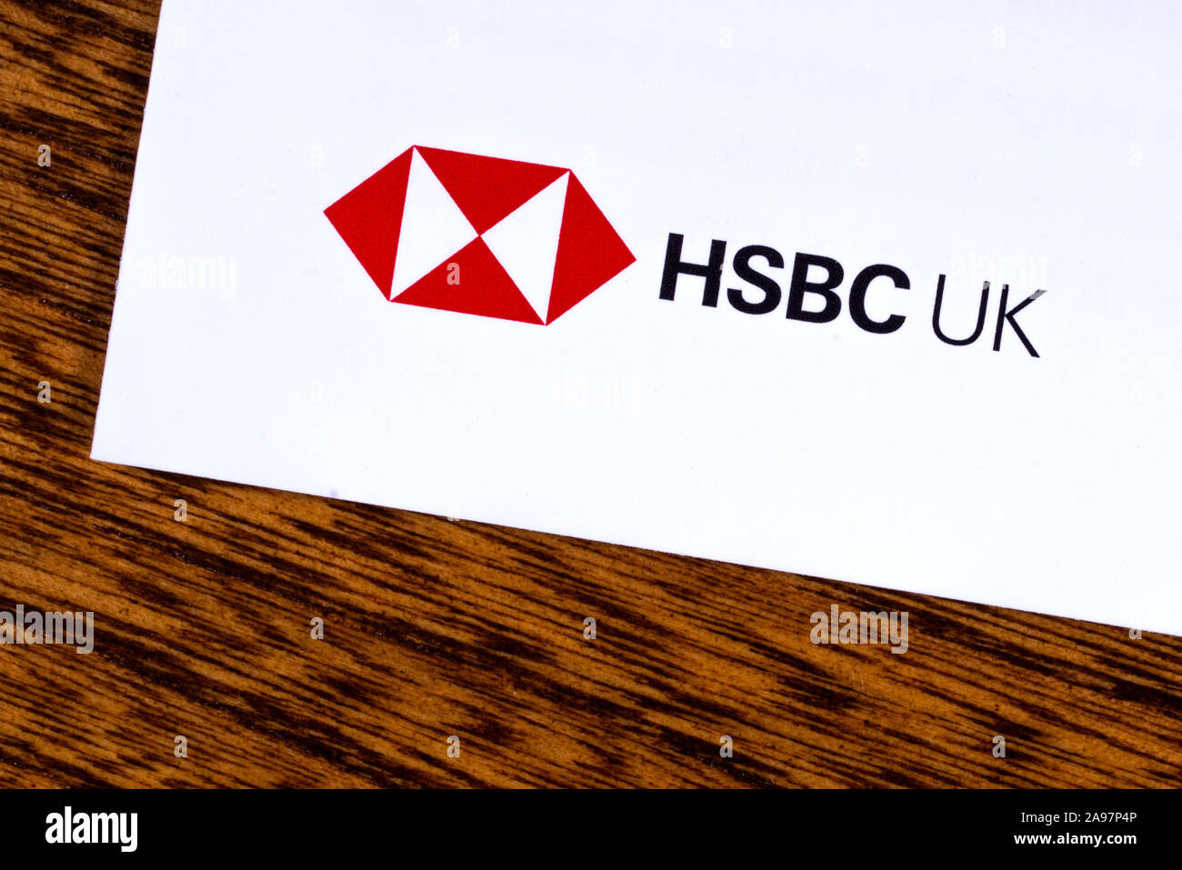 London, Regno Unito - 7 Marzo 2019: Il logo per la banca HSBC raffigurata sul angolo di un foglietto informativo. Foto Stock