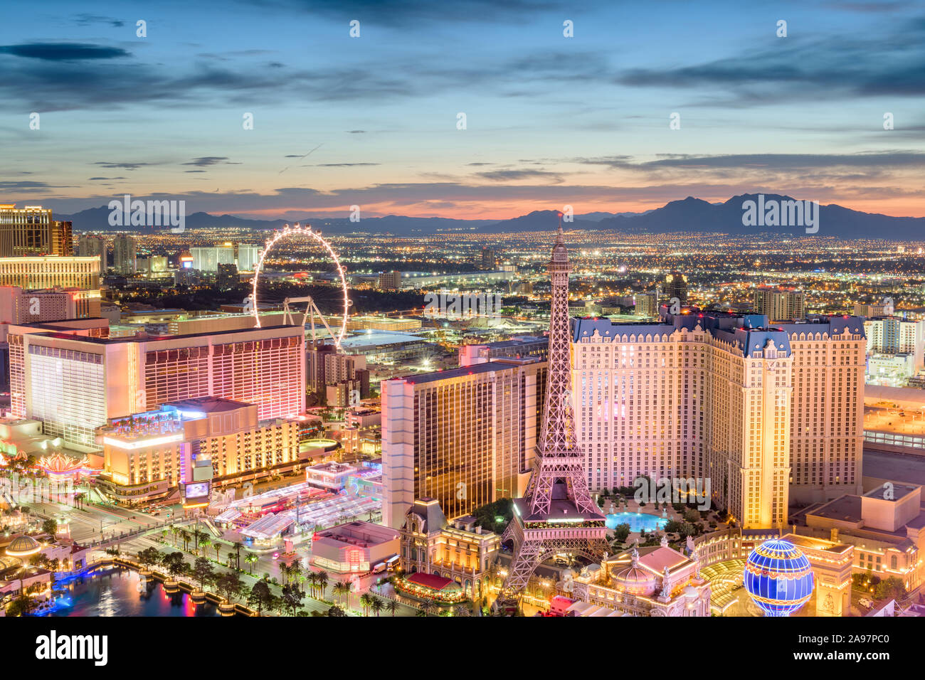 Las Vegas, Nevada, Stati Uniti d'America skyline al di sopra della striscia al crepuscolo. Foto Stock