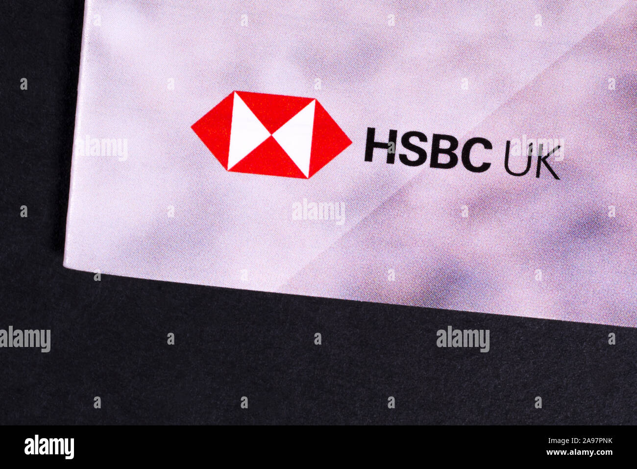 London, Regno Unito - 7 Marzo 2019: Il logo per la banca HSBC raffigurata sul angolo di un foglietto informativo. Foto Stock