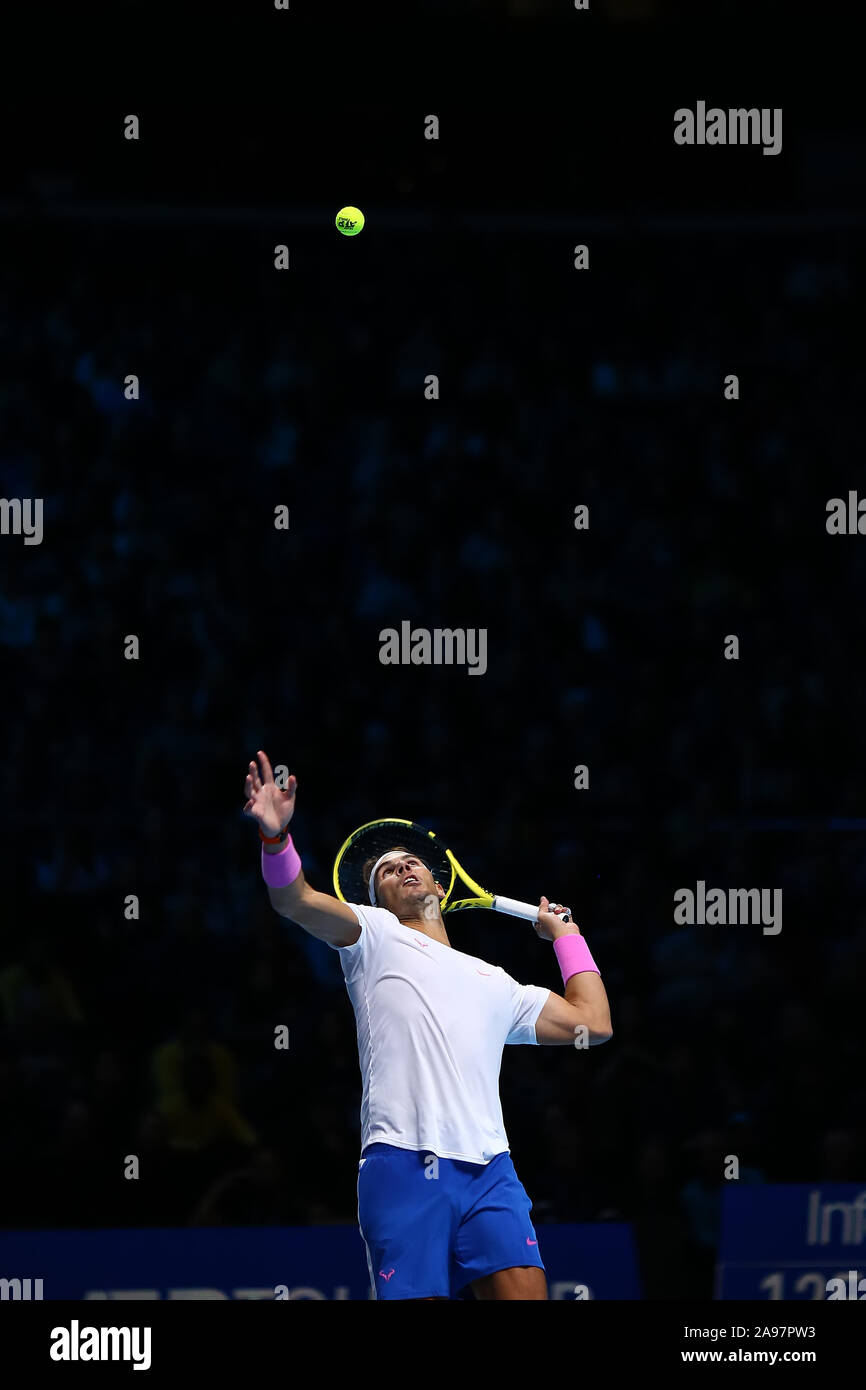 Arena. Londra, Regno Unito. Xiii Nov, 2019. Nitto tennis ATP Finals; Rafael Nadal (Spagna) serve a Daniel Medvedev (Russia) - Editoriale usare carte di credito: Azione Plus immagini di sport/Alamy Live News Foto Stock