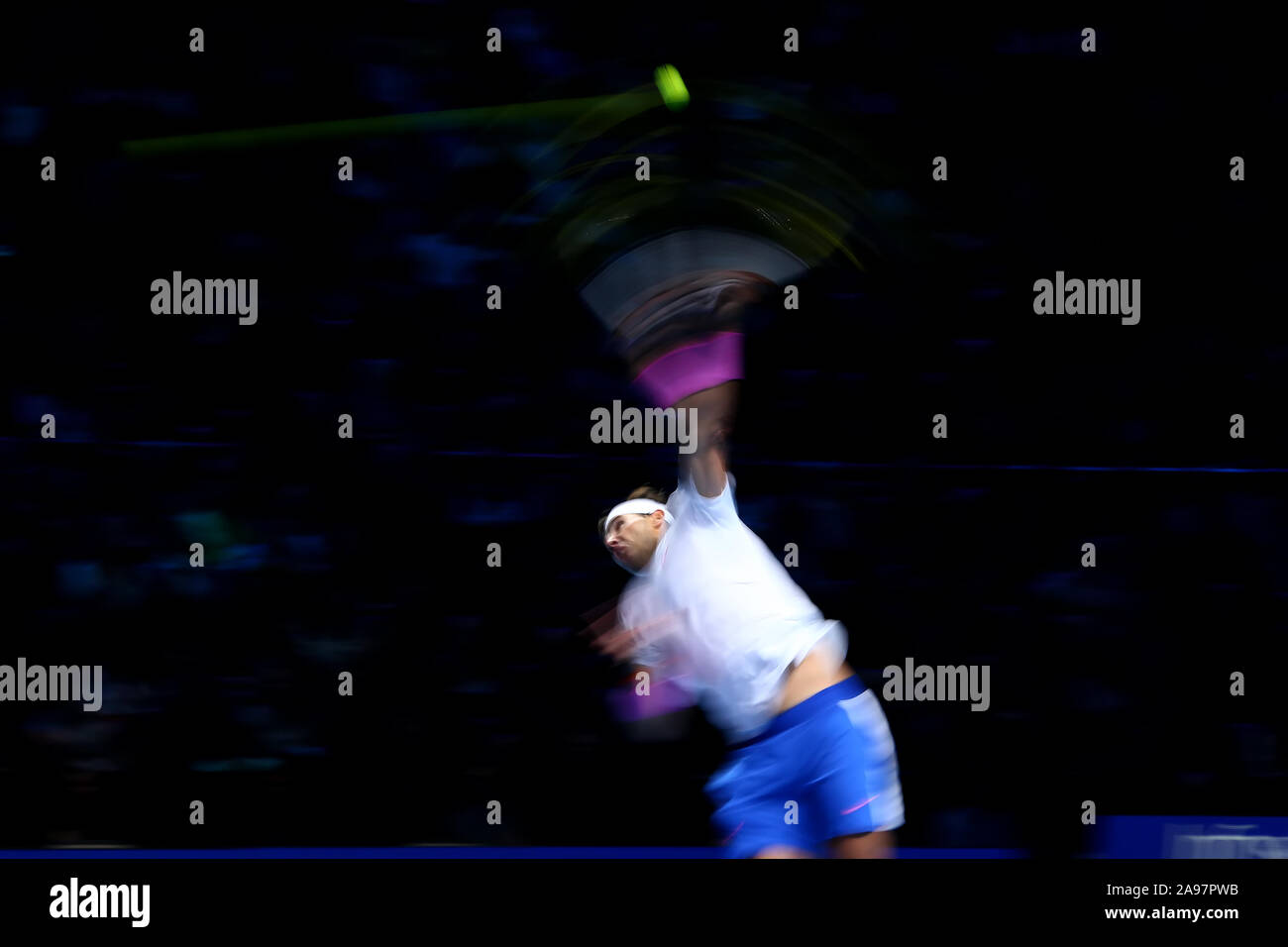 Arena. Londra, Regno Unito. Xiii Nov, 2019. Nitto tennis ATP Finals; Rafael Nadal (Spagna) serve a Daniel Medvedev (Russia) - Editoriale usare carte di credito: Azione Plus immagini di sport/Alamy Live News Foto Stock