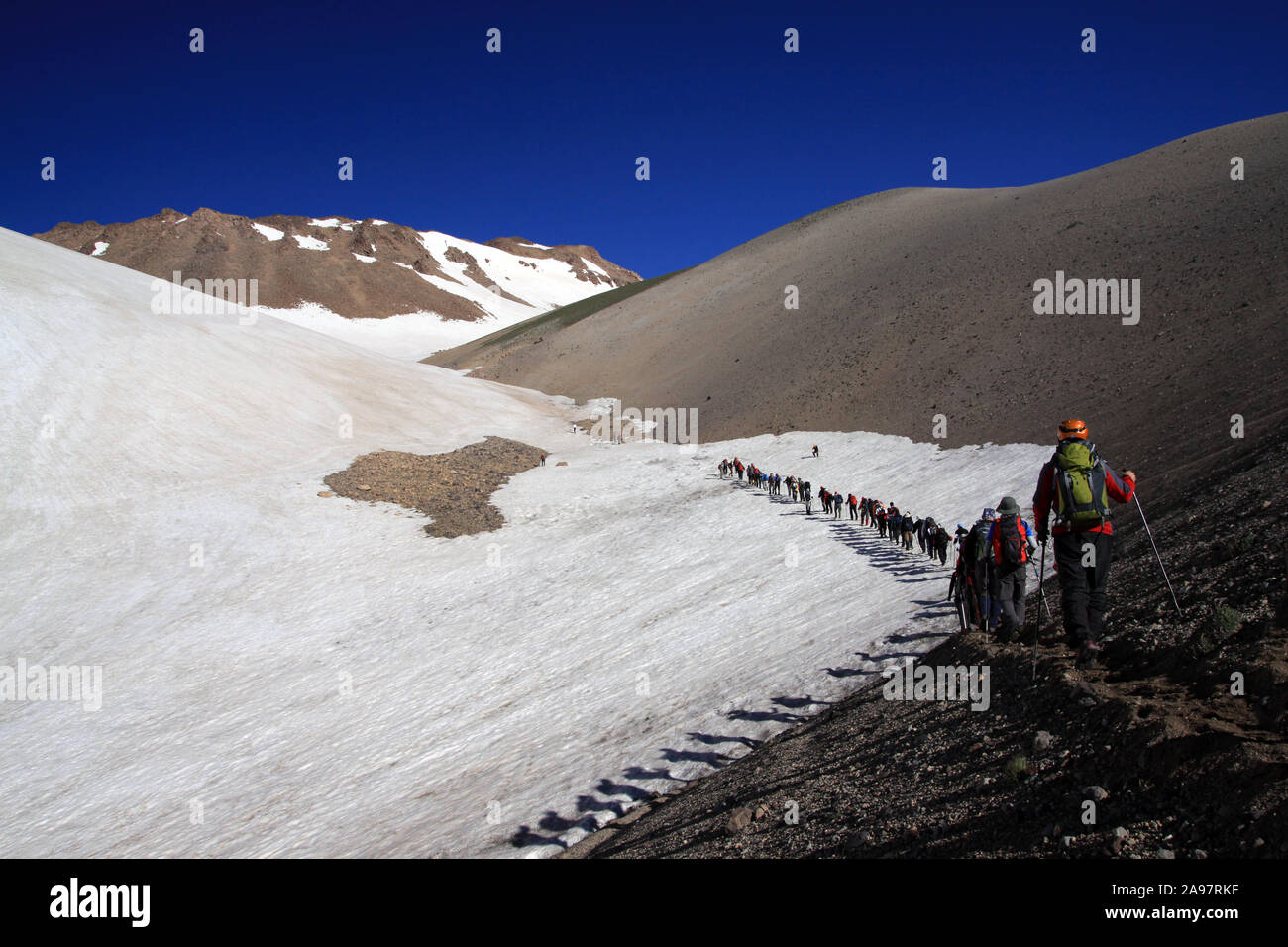 Un gruppo di alpinisti climbing mount süphan nella provincia di bitlis in Turchia Foto Stock
