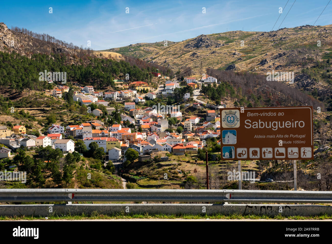 Vista panoramica del villaggio Sabugueiro Portogallo dalla strada Foto Stock