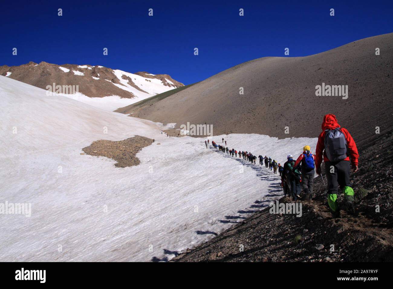 Un gruppo di alpinisti climbing mount süphan nella provincia di bitlis in Turchia Foto Stock