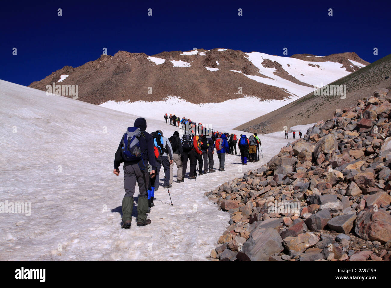 Un gruppo di alpinisti climbing mount süphan nella provincia di bitlis in Turchia Foto Stock