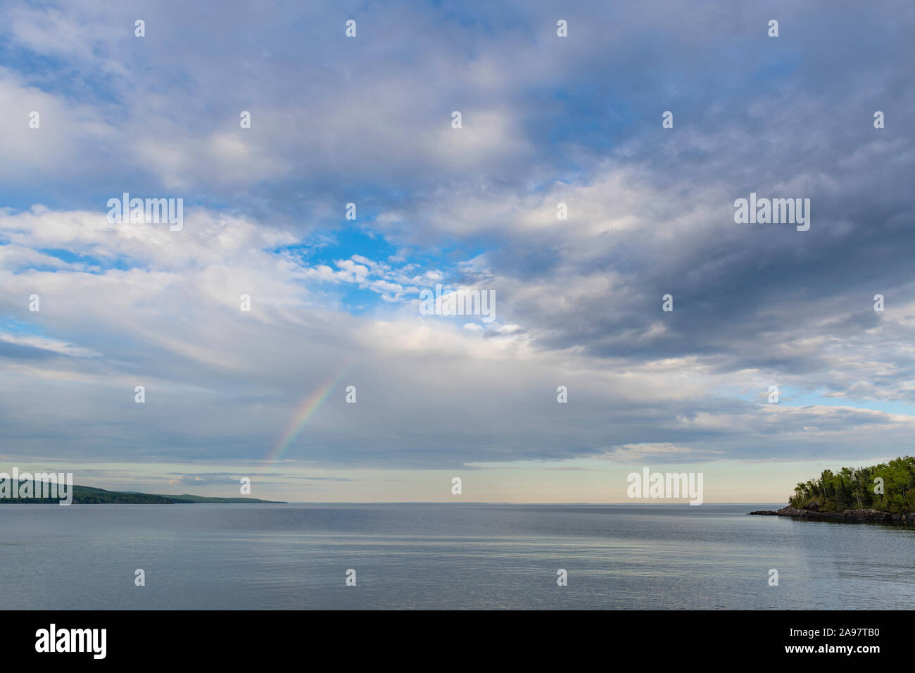 Rainbow, riva settentrionale del lago Superior, estate, Grand Marais, Minnesota, STATI UNITI D'AMERICA,da Dominique Braud/Dembinsky Foto Assoc Foto Stock