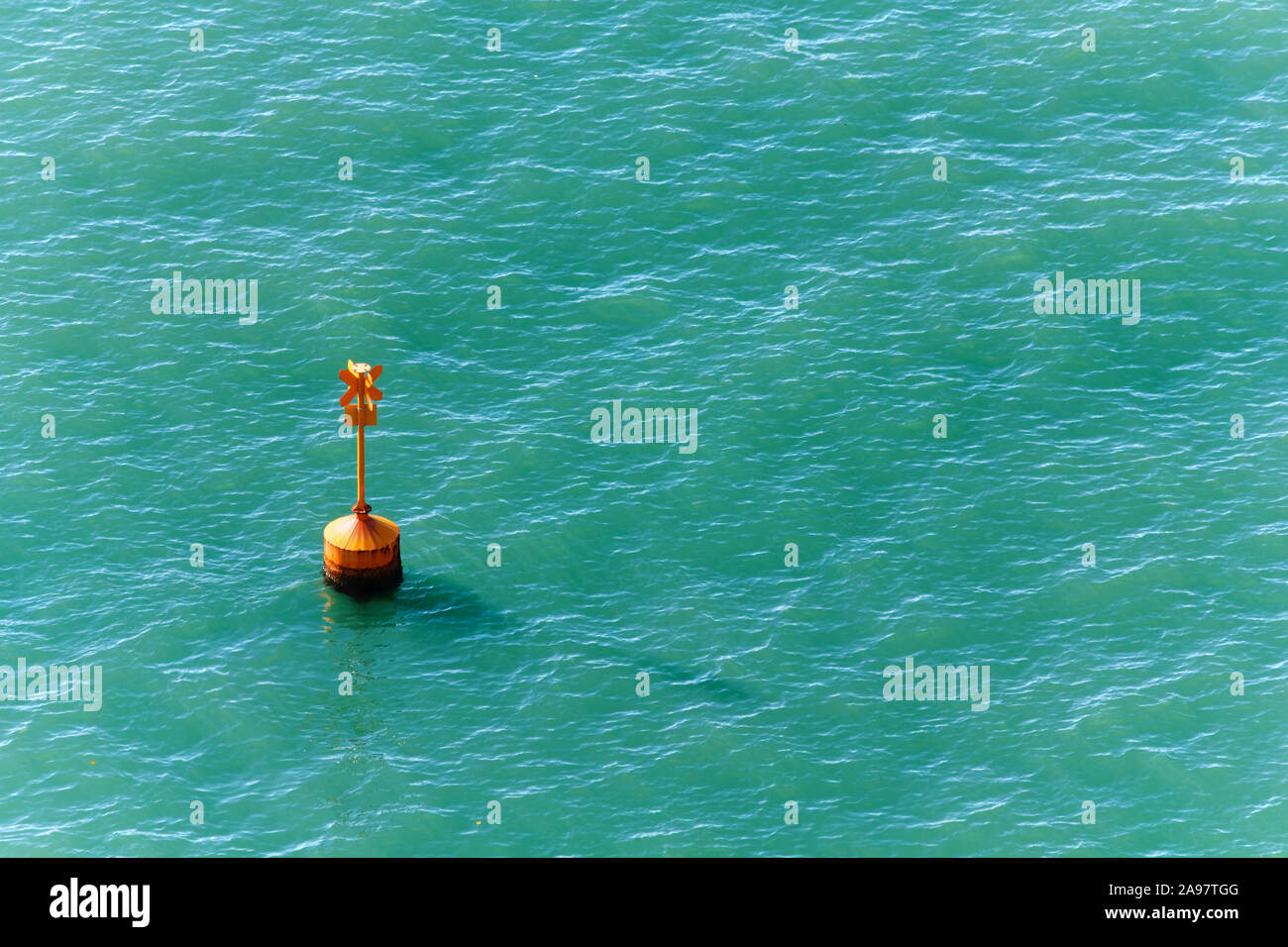 Colore arancio boa in un mare blu turchese Foto Stock