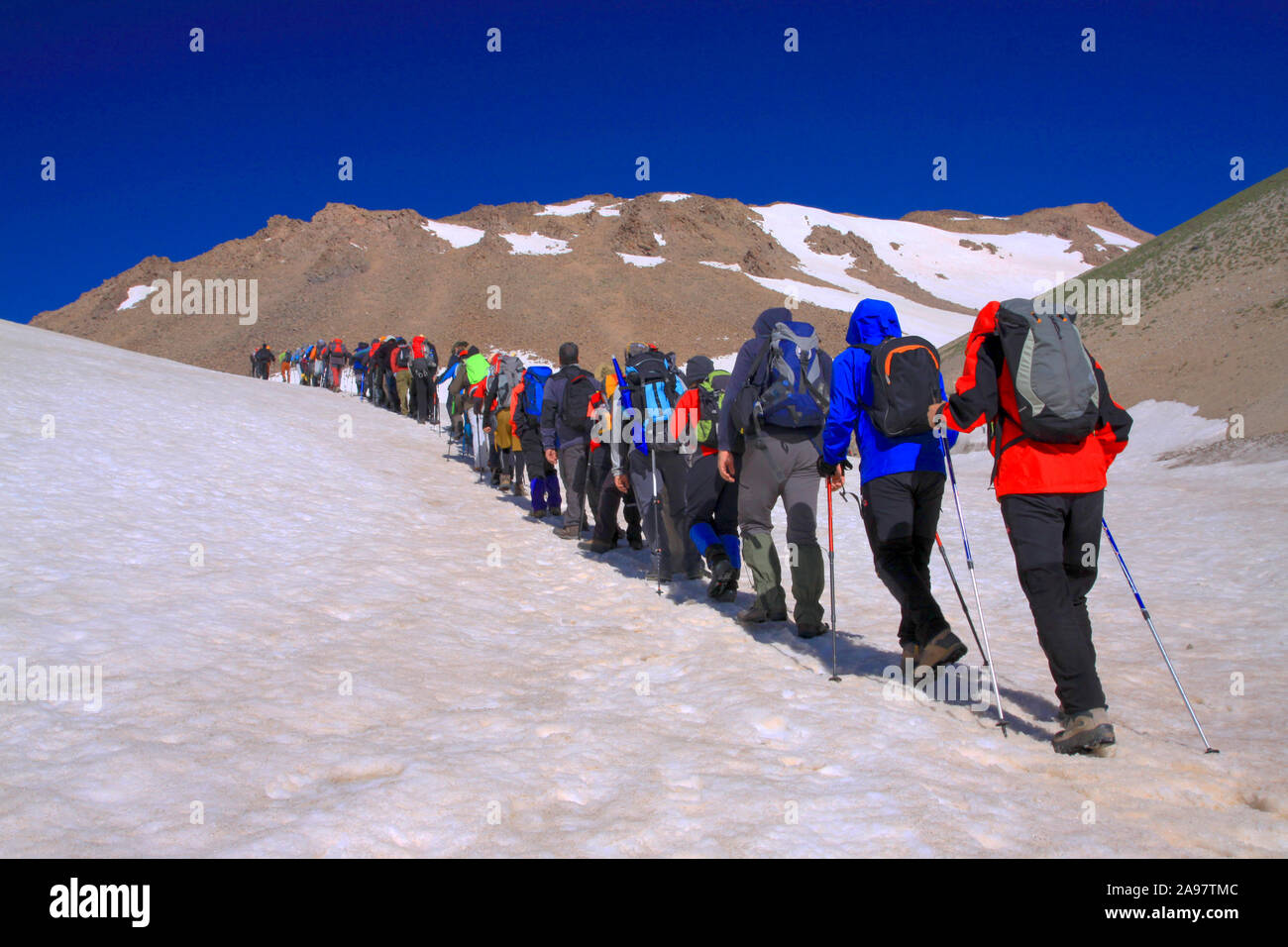 Un gruppo di alpinisti climbing mount süphan nella provincia di bitlis in Turchia Foto Stock
