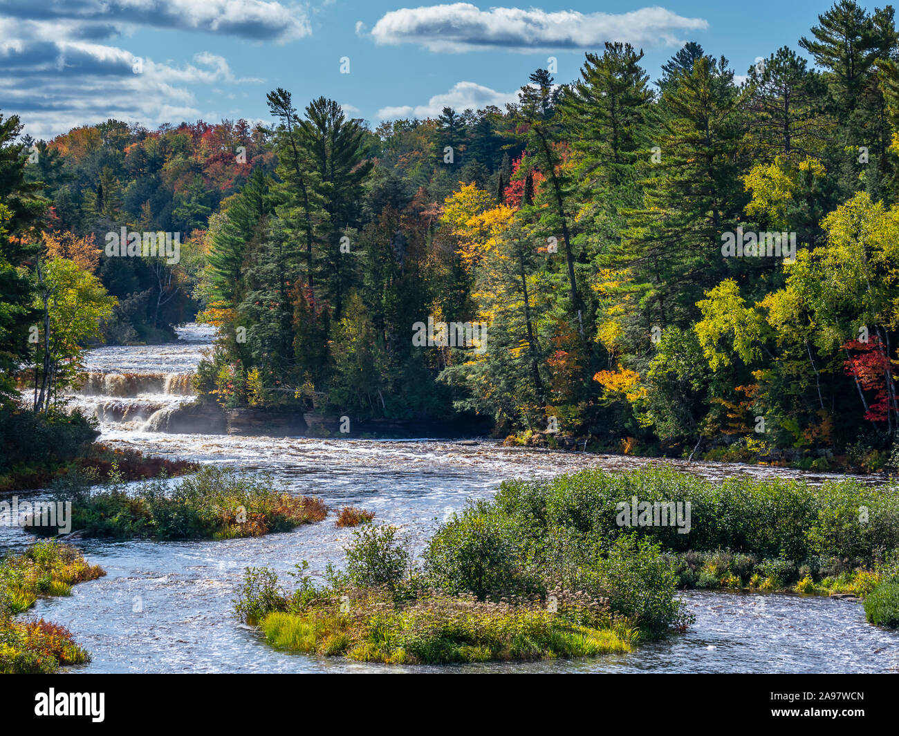 Le cascate Inferiori, Tahquamenon Falls State Park West di Paradiso, Penisola Superiore, Michigan. Foto Stock