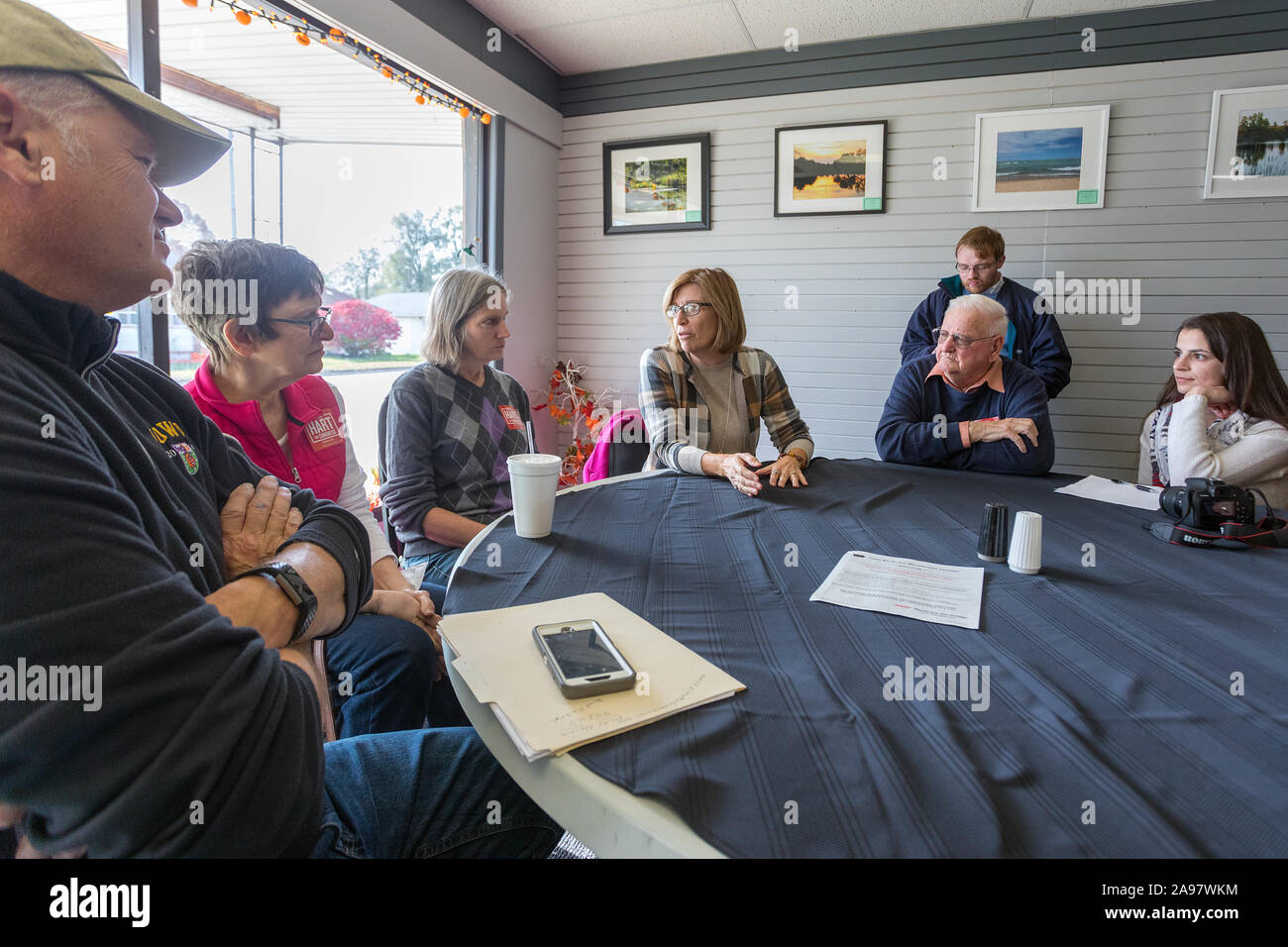 Congressuale del candidato Rita Hart tenendo un incontro e saluto al sub Arena ristorante in Fort Madison, Iowa, USA. Foto Stock
