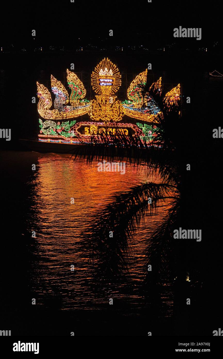 Un galleggiante illuminato proietta la sua riflessione sul Fiume Tonle Sap durante il cambogiano Festival dell'acqua, Phnom Penh Cambogia. © Kraig Lieb Foto Stock