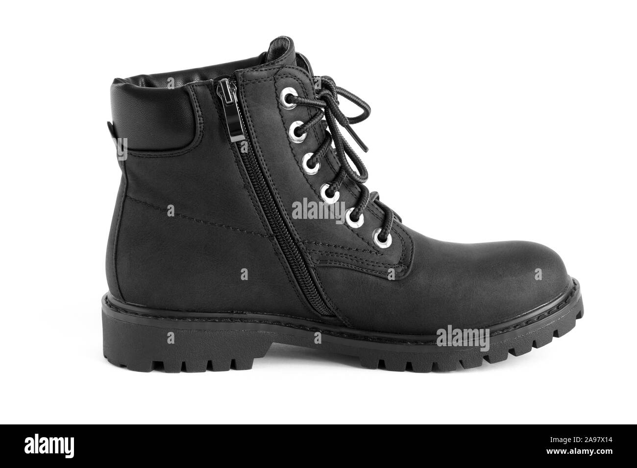 Per impieghi pesanti nera stivali unisex isolati su sfondo bianco, scarpe per autunno e inverno stagione Foto Stock