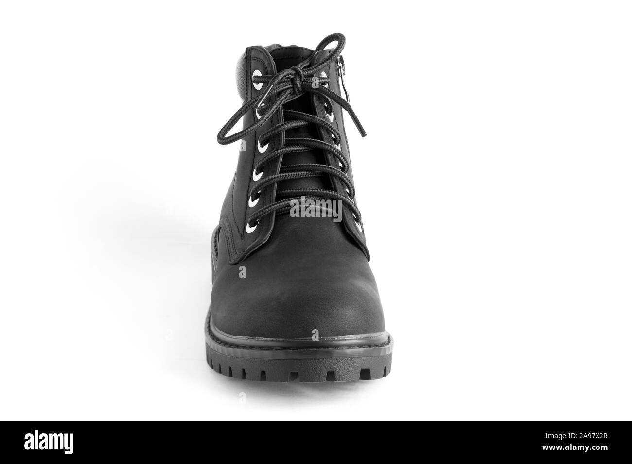 Per impieghi pesanti nera stivali unisex isolati su sfondo bianco, scarpe per autunno e inverno stagione Foto Stock